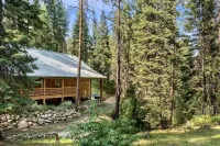 Cutthroat Cabin: Large cabin with creek, 5 min. to Terrace Lakes for golf - Feriehus
