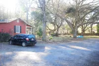 Cottage in the Oaks  is a  restored Historical Cottage from the late 1800’s - 3 stjerner