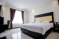 Same Hotel Kendari - Pools