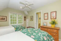Cozy Mountain Top Cabin 13 Acres Near Dupont State Forest-Pet Friendly-Wifi- EV - 샬레 호텔