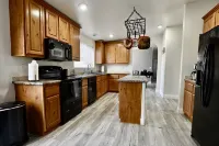 Spacious Riverhouse with private park/boat ramp - Wifi