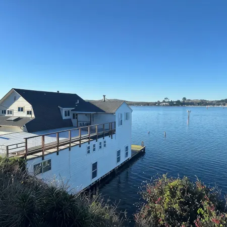 Waterfront 2 Bed-King/Queen , 2 Bath + Incredible Views Perched over Bodega Bay