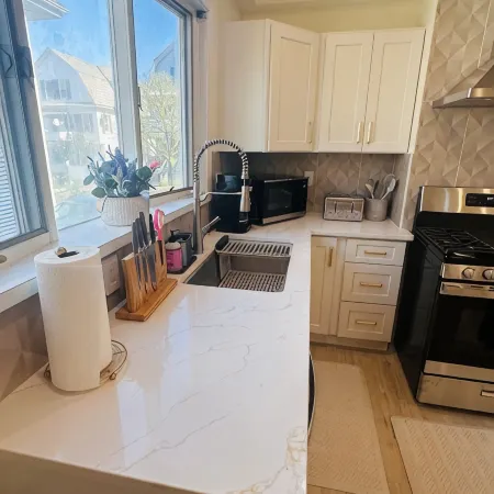 Modern 2BR near subway & parking available