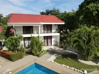 2-Bd Unit with Pool, 2 Blocks from Beach - 2-Star