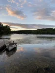 Lake house for 8, all seasons! Large deck overlooking the water - Wifi
