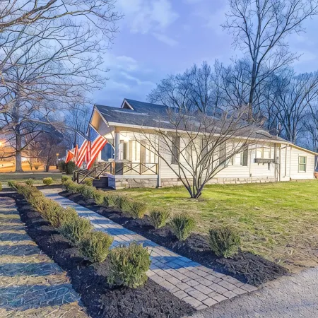 Completely Renovated Historical Cottage -- Walking distance to Downtown Franklin