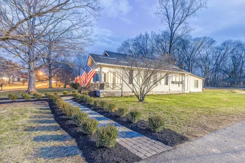 Completely Renovated Historical Cottage -- Walking distance to Downtown Franklin - 4 ดาว