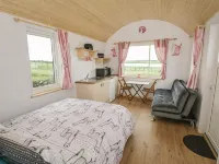 The Lazy Llama Shepherd Hut & Sauna Farm Stay - 2-Star