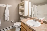 Beautifully renovated 1st floor condo just steps from Wildhorse Gondola - 2성급