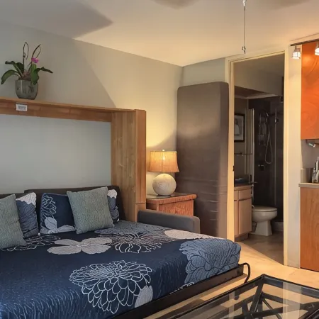 180 Degree Ocean Front Unobstructed View. Sleeps 8New Appliances.
