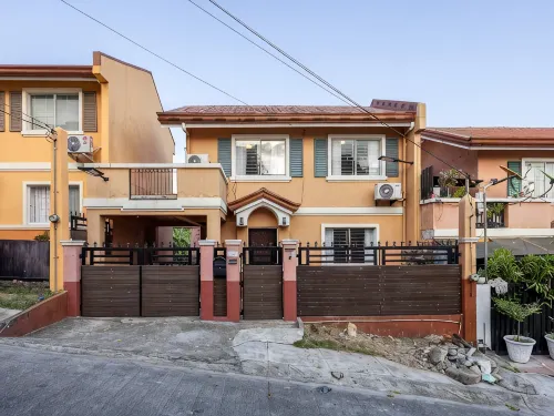 Bella Casa by J&J |Talisay Cebu l Vacation Home - parking