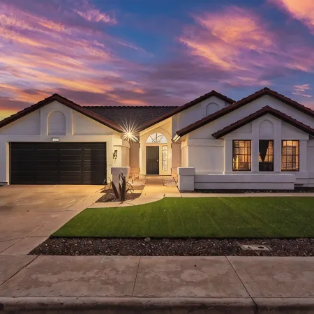 Mesa Luxury Home. Hot Tub, Pool, Golf, Basketball Court and More
