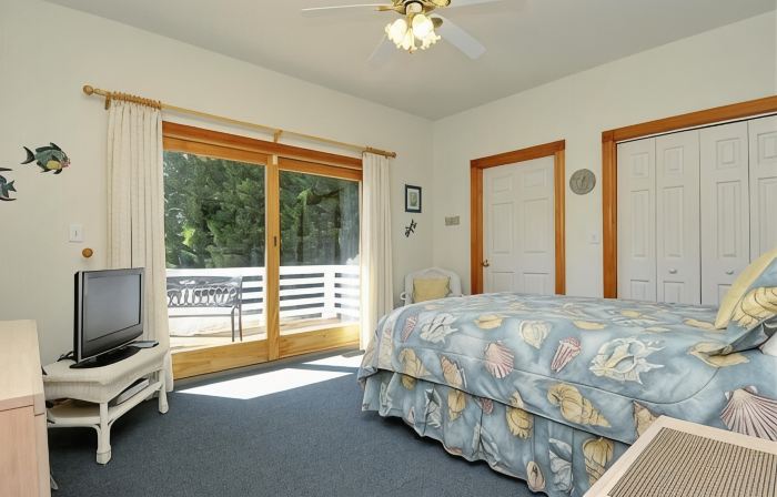 Beautiful Secluded Canalfront Home. Access to Private Beaches and Marina