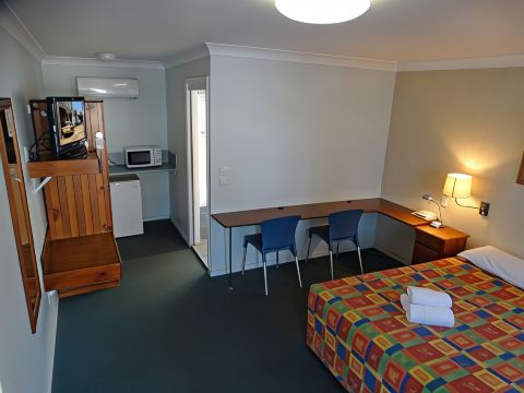 Colonial Motor Inn