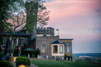Relais & Châteaux Hotel Burg Schwarzenstein Hotels in der Nähe von Weingüter Geheimrat J.Wegeler GmbH & Co. KG
