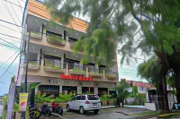 RedDoorz @ Jalan Pramuka Manado Hotels in North Sario