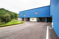 蘋果免下車汽車旅館 - 停車場