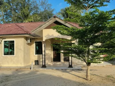 Faris's Homestay & Resort Hotels in Kampung Raja