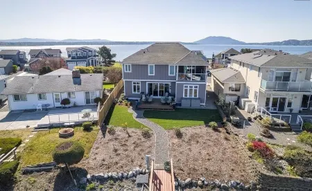 Waterfront luxury retreat in Sandy point - Private dock - Steps from the beach Отели рядом с достопримечательностью «Silver Reef Casino»