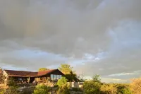 Aloegrove Safari Lodge Hôtels à proximité de : Flintstone Creations