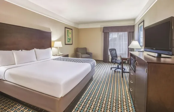 貝城拉昆塔温德姆套房酒店