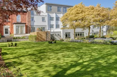 Plus Pinewood on Wilmslow Hotel Cheshire Hotels near Meriton Road Park