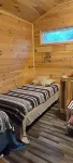 Cozy lake house w/ spacious deck, BBQ/fire pit. Boat ramp1 mi away Pet friendly!