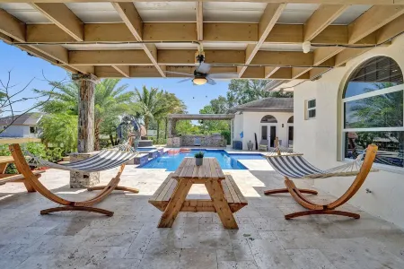 Luxury 8Br w Pool Mini-Golf Soccer- 16 Guests Отели рядом с достопримечательностью «The Axe Hole House | Axe Throwing Fort Lauderdale | Event Specialists |»