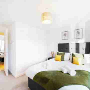 Woolhampton Drive House by Redwood Stays Rooms