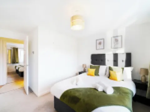 由REDWOOD STAYS提供的Woolhampton Drive房子 貝辛斯托克住宿飯店