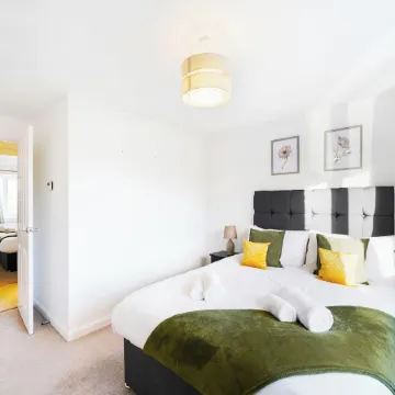 Woolhampton Drive House by Redwood Stays