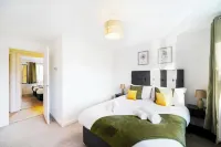 Woolhampton Drive House by Redwood Stays