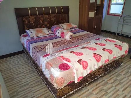 Adihan Homestay Mitra RedDoorz Отели в г. Menteng