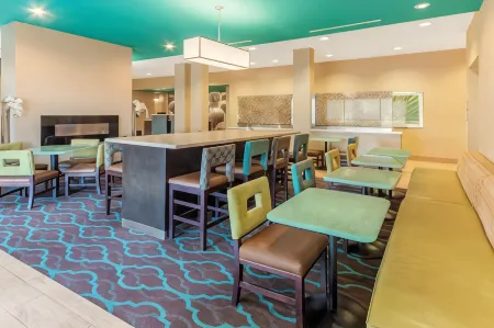 La Quinta Inn & Suites by Wyndham Carlsbad Отели рядом с Аэропорт Карлсбад