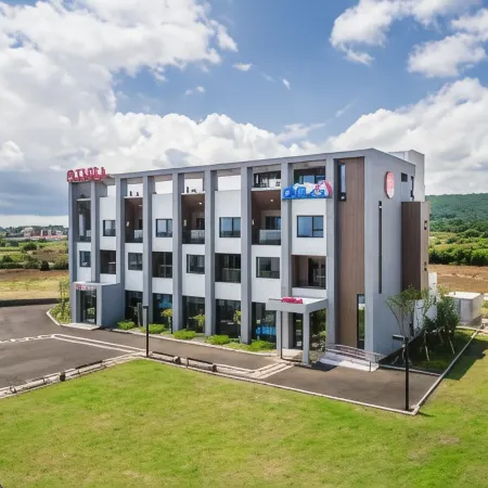 Thira Hotel Отели рядом с достопримечательностью «Хон-Инджи»