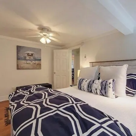 Perfect for a Weekend Getaway 5 Miles to Downtown Newport.
