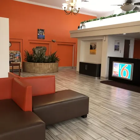 Motel 6 Daytona Beach, FL - Speedway Отели рядом с достопримечательностью «Аттракцион Daytona 500 Experience»