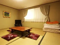 Guesthouse Tomoshibi - موقف سيارات