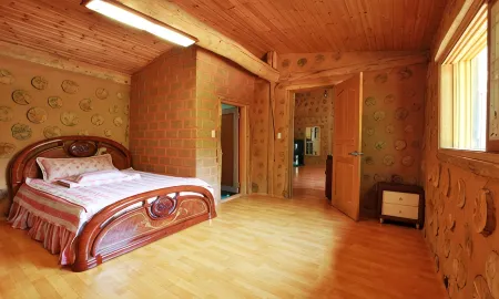 Hoengseong Pine Tree Hwangtobang Pension Отели рядом с достопримечательностью «Hoengseong Theme Land»