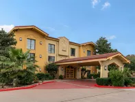 Super 8 by Wyndham The Woodlands North Hotels in Shenandoah
