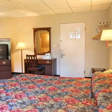 Travelodge by Wyndham Cleveland Lakewood