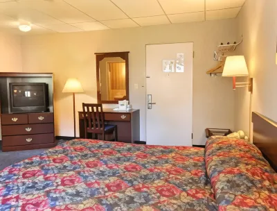 Travelodge by Wyndham Cleveland Lakewood Hotels near GV Art + Design