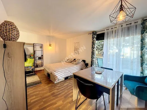 Studio with terrace, sea and mountain view