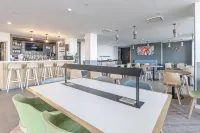 Holiday Inn Calais - Centre Car Ferry by IHG - bar