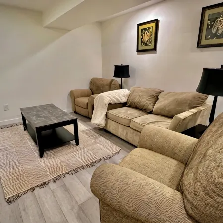 Cozy & Modern 3BR Lower Unit I Private Entrance, Laundry, Fridge Microwave