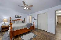 Remodeled, Quiet Hideaway with Private Hot Tub