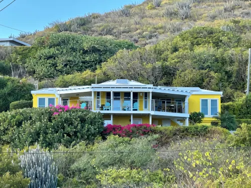 Diamond in Paradise-Hear the waves, feel the breezes from this 3 bedroom villa!