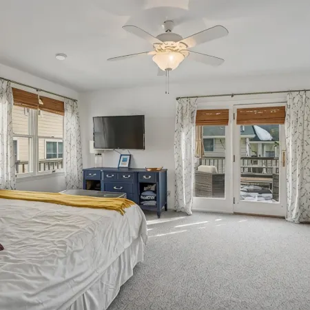 Oceanblock 4 bed / 4 full baths with Courtyard, Outdoor Shower, 2 Decks