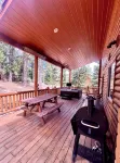 Three level cabin with Hot Tub