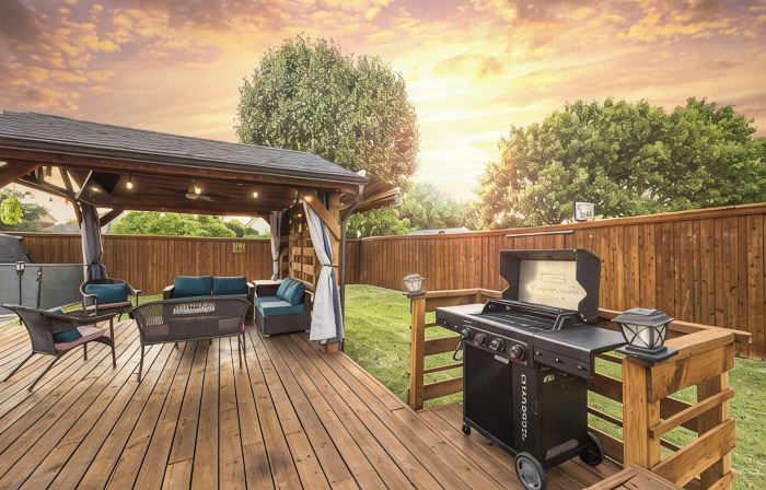 2 minutes from lake, Pickleball, Hot Tub, Pool table!